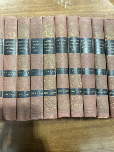 The Universal Standard Encyclopedia (Funk & Wangalls) Set 1-25 and 1959 Yearbook