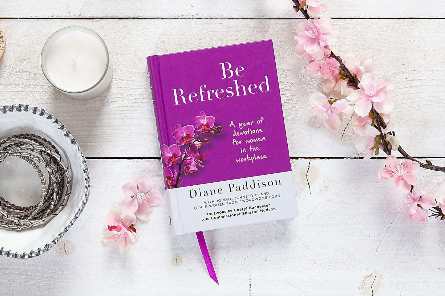 Be Refreshed: A Year of Devotions for Women in the Workplace [Hardcover]