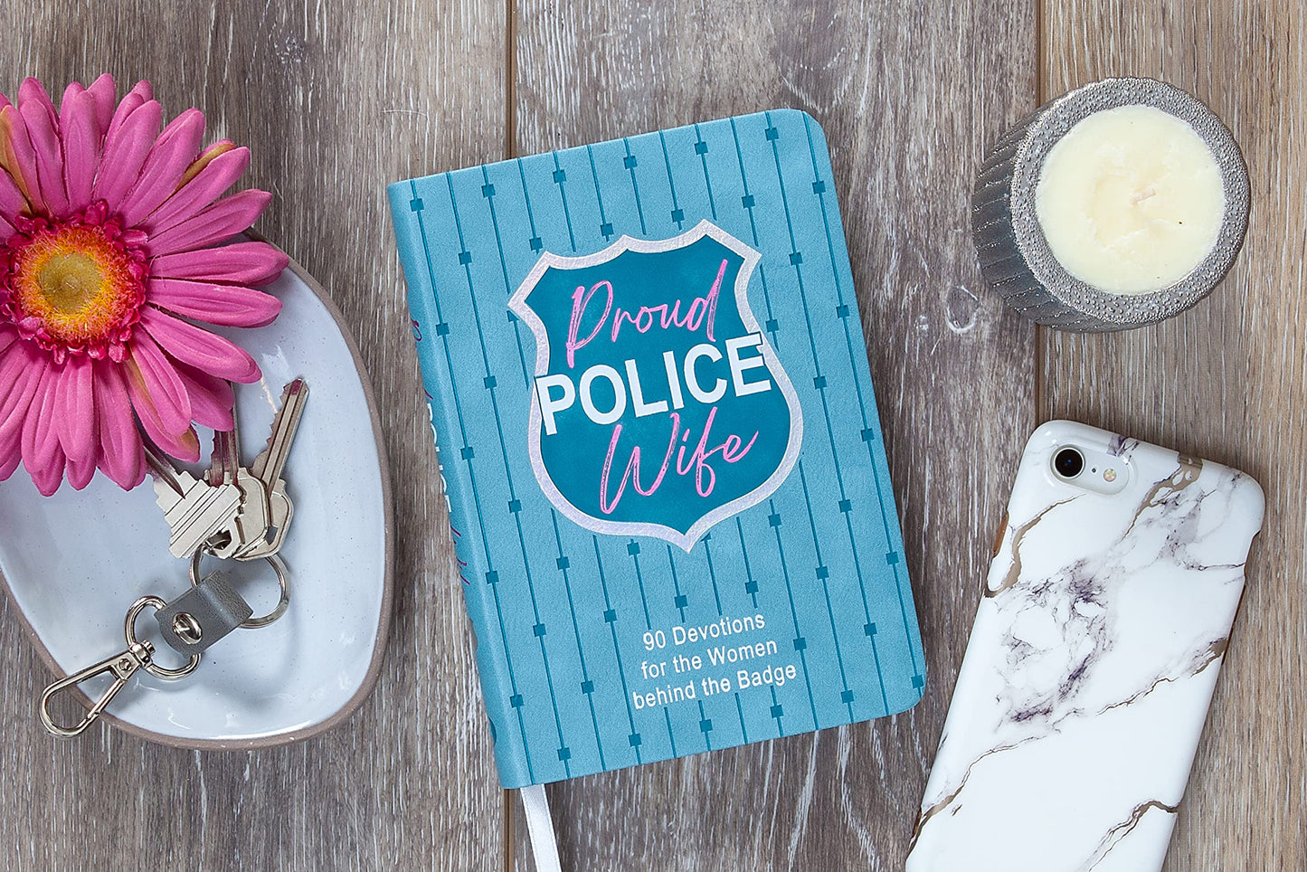 Proud Police Wife: 90 Devotions for Women Behind the Badge [Imitation Leather]