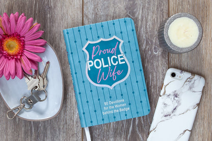 Proud Police Wife: 90 Devotions for Women Behind the Badge [Imitation Leather]